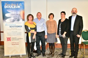 De gauche à droite : Mme Marie-Hélène Boivin, personne-ressource, M. Fernand Brassard, président du conseil d'administration de   l'Association, Mme Diane Gagné, vice-présidente, Dre Myriam Paul, présidente d'honneur de la Semaine régionale de sensibilisation au problème de la douleur persistante 2017 et anesthésiologiste à la Clinique de la douleur de Dolbeau-Mistassini et Dr Rémi Bouchard, conférencier et médecin de famille, oeuvrant également au sein de la Clinique de la douleur de Jonquière. 